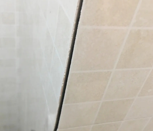 阿里地瓷砖空鼓维修公司分享阳台瓷砖脱落的修复过程可以分为以下几个步骤